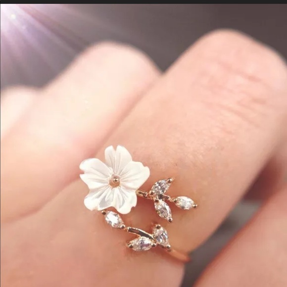 NEW! Stunning Gold-colored Flower Ring - Picture 7 of 7